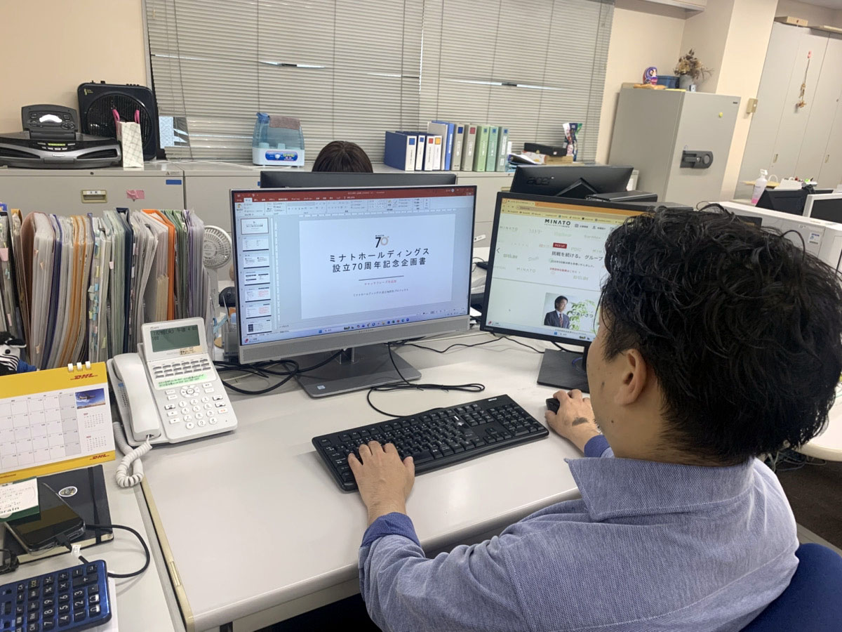 70周年記念企画書を作成する様子